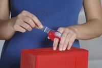 tesa Klebefilmabroller Mini-Abroller rot/blau + GRATIS 2 Rollen tesafilm