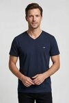 Gant T-Shirt SLIM SHIELD V-NECK T-SHIRT mit einer kleinen Logostickerei auf der Brust