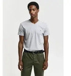 Gant T-Shirt SLIM SHIELD V-NECK T-SHIRT mit einer kleinen Logostickerei auf der...