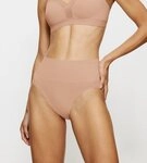 Triumph Shapingslip Soft Sculpt nahtlos, leicht formend, hoher Beinausschnitt