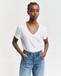 Gant T-Shirt REG SHIELD KA V-NECK T-SHIRT mit einer kleinen Logostickerei auf der