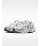 Nike Sportswear Nike Initiator Sneaker inspiriert vom Design des Nike P-6000
