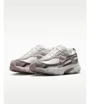 Nike Sportswear Initiator Sneaker inspiriert vom Design des Nike P-6000