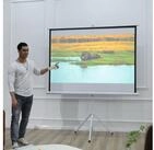 HOMCOM Leinwand Beamer Projektor mit Stativ f&uuml;r Heimkino, Camping, Tragbar,...