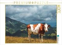 CALVENDO Puzzle CALVENDO Puzzle Eine rotbraun-wei&szlig;e Kuh steht friedlich auf...
