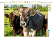 CALVENDO Puzzle CALVENDO Puzzle Zwei K&uuml;he mit Glocken stehen auf einer gr&uuml;nen...