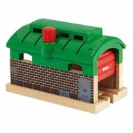 BRIO&reg; Spielzeug-Eisenbahn Lokschuppen mit Rolltor