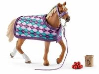 Schleich&reg; Spielfigur Spielfigur Englisches Vollblut mit Decke Horse Club