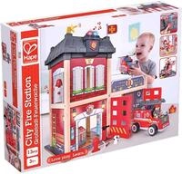 Hape Spiel-Feuerwehrwache E3023, mit Feuerwehrauto und Helikopter, mit Licht und