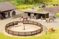NOCH Modelleisenbahn-Geb&auml;ude micro-motion Reitplatz mit Pferde-Boxen, Beweglich