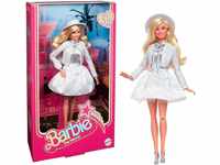 Barbie The Movie - Margot Robbie als Barbie Puppe mit blau-karietem Outfit...