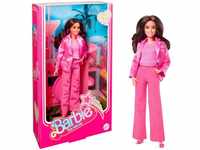 Barbie The Movie - America Ferrara als Gloria Puppe im dreiteiligen Hosenanzug...