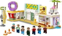 LEGO&reg; Ideas - BTS Dynamite B&uuml;h&shy;nen&shy;ku&shy;lis&shy;se mit Mi&shy;ni&shy;fi&shy;gu&shy;ren...
