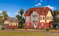 Kibri H0 (1:87) 39315 - Spur H0 Eisenbahner Wohnhaus mit Bauger&uuml;st und...