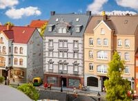 Faller H0 (1:87) 130705 - Stadthaus mit Reparaturwerkstatt Modellbahn