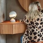 Beacon Tischleuchte Lowe, wei&szlig;/messing, Fu&szlig; Marmor