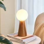 Pauleen Woody Soul Tischlampe, Holzfu&szlig;, Glaskugel