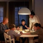 Philips E27 LED-Lampe Tag/Nacht-Sensor 7,5W 2.700K