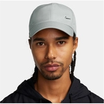 NIKE Club Dri-FIT Unstructured Metal Swoosh Cap 077 - lt smoke grey/metallic silver