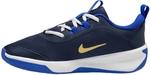 NIKE Omni Multi-Court Hallenschuhe Kinder 404 - midnight navy/hyper royal-saturn gold