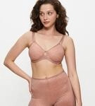 Triumph "Signature Sheer" verkleinert die Brust optisch um eine Cup-Gr&ouml;&szlig;e,...