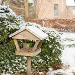Esschert Design - Vogelh&auml;uschen Aus Holz Auf St&auml;nder