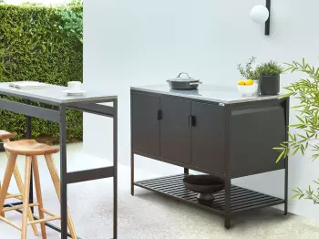 Beliani Outdoor-Küchenschrank schwarz Edelstahl 3-türig mit Aufsatz – Edelstahlgehäuse für langlebigen Outdoor-Einsatz