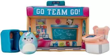 Jazwares Academy Playscene Deluxe Spielset mit 5cm Pl&uuml;schfigur und Zubeh&ouml;r (SQM0325)