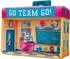 Jazwares Academy Playscene Deluxe Spielset mit 5cm Plüschfigur und Zubehör (SQM0325)