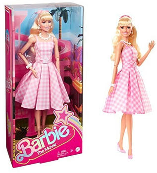 Barbie The Movie - Margot Robbie als Barbie Puppe im rosa-weißen Karo-Kleid (HPJ96)