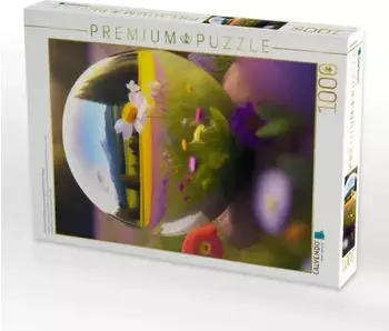 Calvendo Eine bunte Fr&uuml;hlingswiese spiegelt sich in einer Kugel