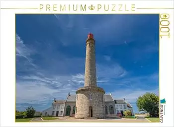 Calvendo Ein Leuchtturm vor einem blauen Himmel mit einer feinen Wolkenzeichnung