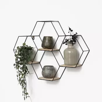 Fritz Hansen Hexagon Wandregal Metall mit 4 Holzb&ouml;den, 40,5x58cm, Schwarz (VD-HX-E04-B)