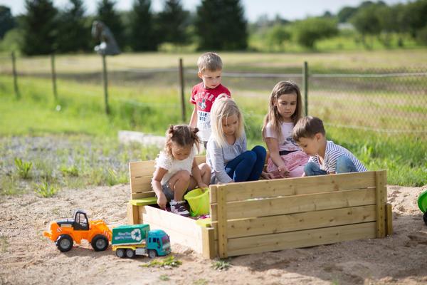 Wendi Toys Sandkasten mit Holzabdeckung und Sitzflächen natur (WE-105)