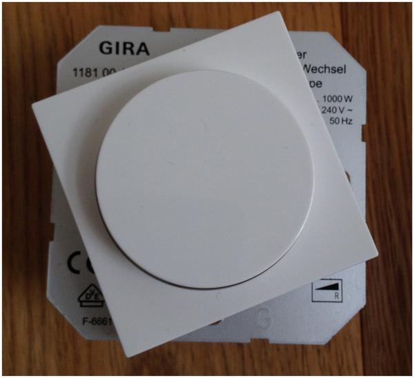 Gira Glühlampen-Dimm-Einsatz mit Druck-Wechselschalter (118100)