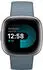Fitbit Versa 4 Wasserfallblau/Aluminium in Platin