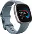 Fitbit Versa 4 Wasserfallblau/Aluminium in Platin