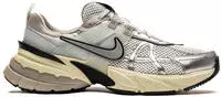 Nike FD0736_100, Nike V2K Runs Damen Freizeitschuhe, wei&szlig;, Gr&ouml;&szlig;e 35 &frac12; female