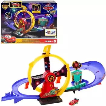Mattel Celebration Raceway Spielset mit leuchtenden Lightning McQueen, Loop & Kicker (JMT57)