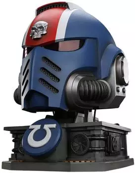 Joy Toy Warhammer 40.000: Space Marine 2 Ultramarines Lieutenant Titus Helm Replik mit Display-Stand, 44cm (JT01697)