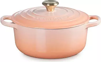 Le Creuset Br&auml;ter Signature rund mit Goldknopf p&ecirc;che 24 cm