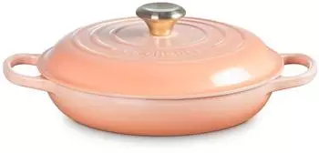 Le Creuset Gourmet-Profitopf Br&auml;ter aus Gusseisen rund mit Signature Deckelknopf 26cm 2.2l peche (21180264234450)