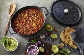 Staub Bratentopf oval 27 cm schwarz – Ein Meisterwerk für Ihre Küche