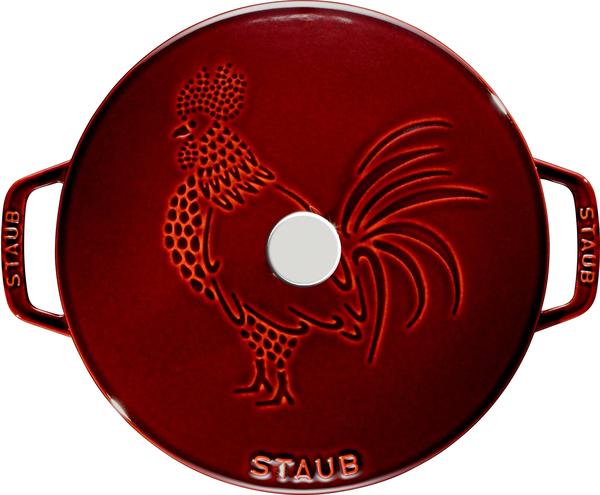 Bräter Allgemeine Daten & Eigenschaften Staub Bräter rund 24 cm Gusseisendeckel rot mit Hahn-Dekor