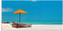 Art-Land Liegestühle und ein orangener Sonnenschirm an einem schönen tropischen Strand auf den Malediven 60x30cm