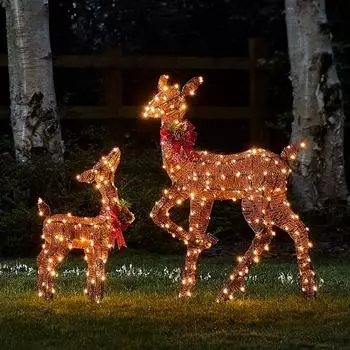 Lights4fun 2er Set braune LED-Rentiere Hirschkuh & Rehkitz Harewood (XX2111EU)