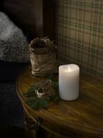 KONSTSMIDE LED-Kerze Duftkerze, wei&szlig;, flackernd, mit Lavendel-Duftpad, &Oslash; 9...