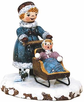 Hubrig Volkskunst Winterkinder Mädchen mit Kinderschlitten 7cm (110H1010)