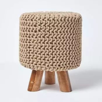Homescapes Gestrickter Fu&szlig;hocker mit Holzbeinen, Baumwolle, cremewei&szlig;